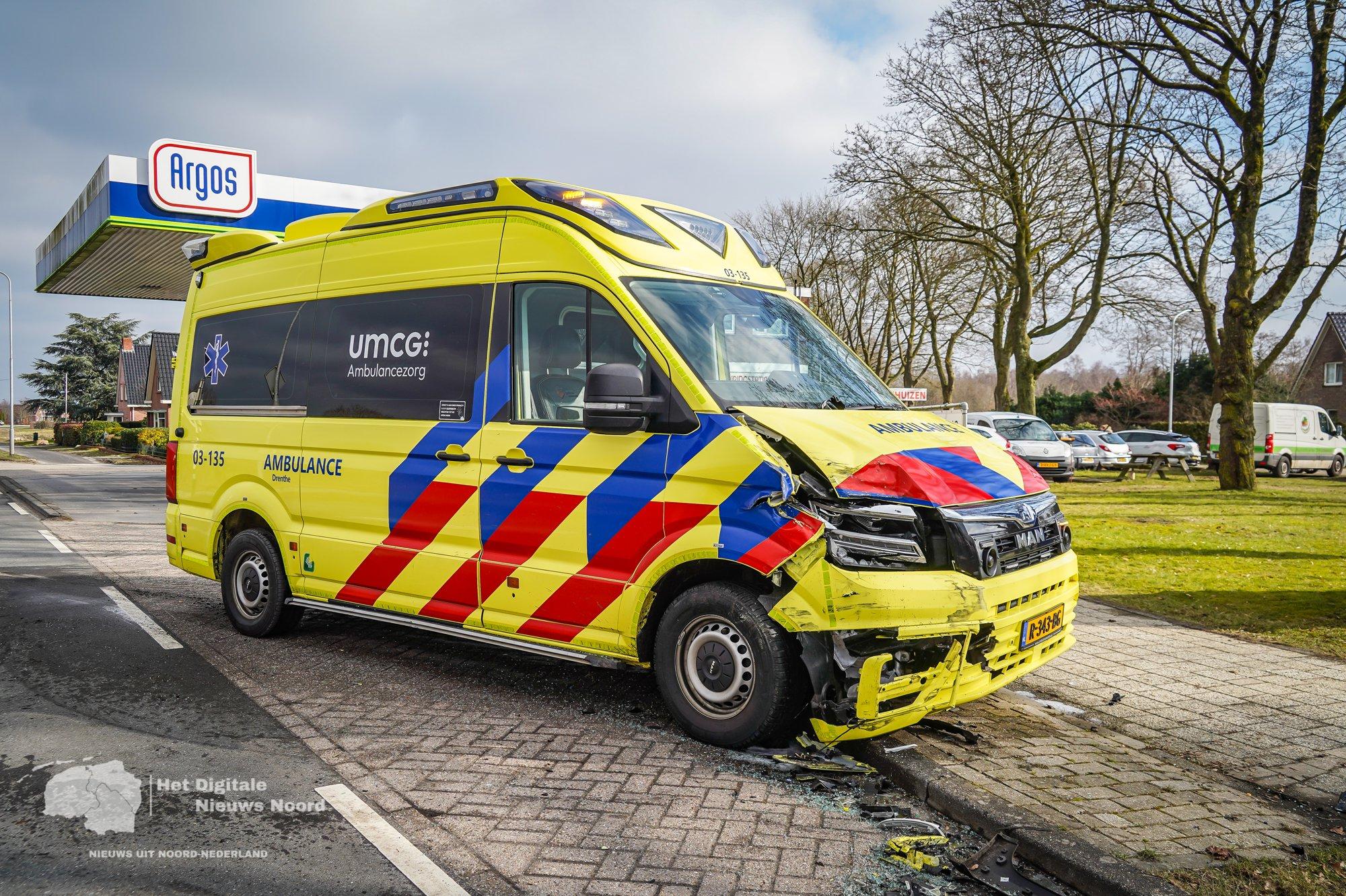 Ambulance fors beschadigd na ongeval met auto in Emmen
