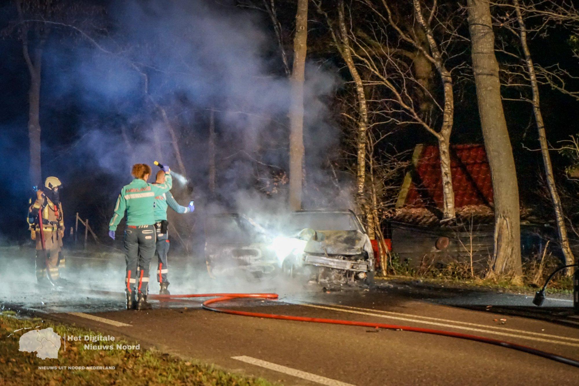 Auto vliegt in brand na botsing tegen boom