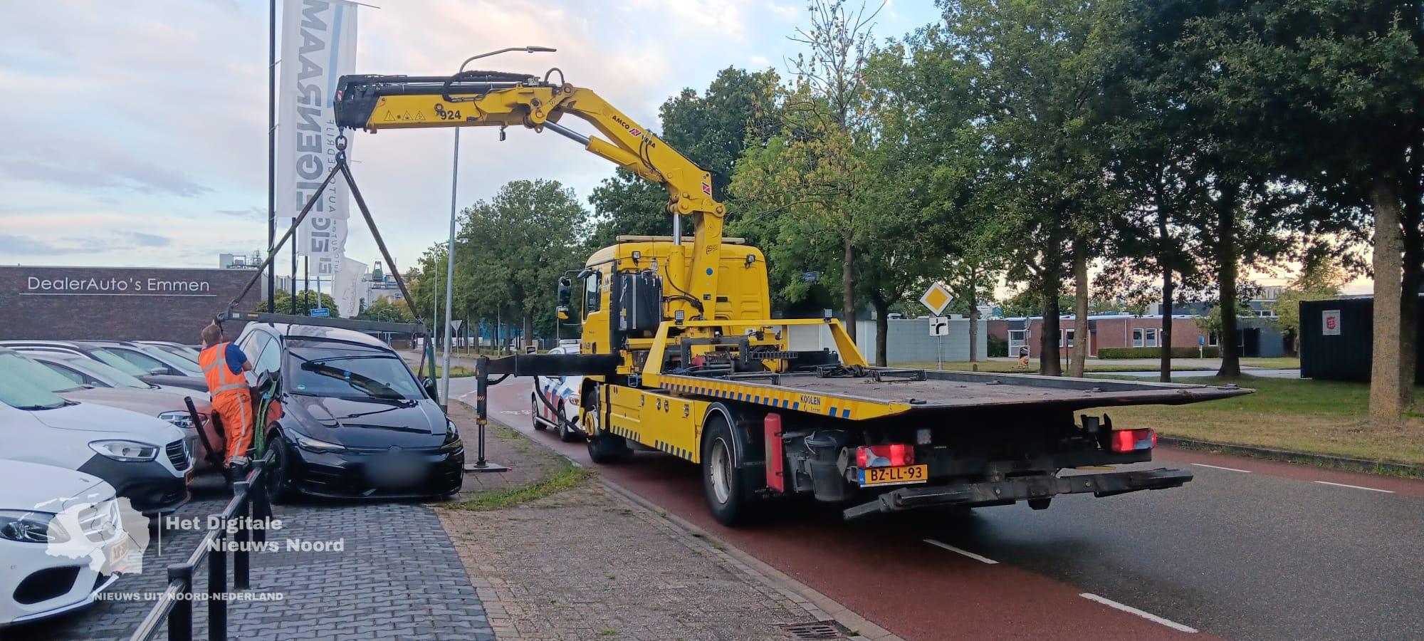Auto belandt op hek van bedrijfspand in Emmen