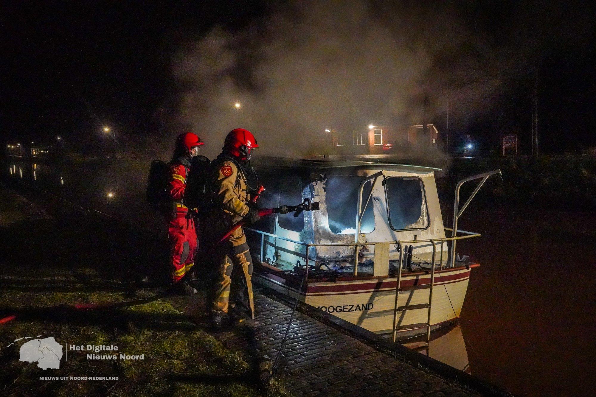Felle brand in boot langs water in Hoogezand