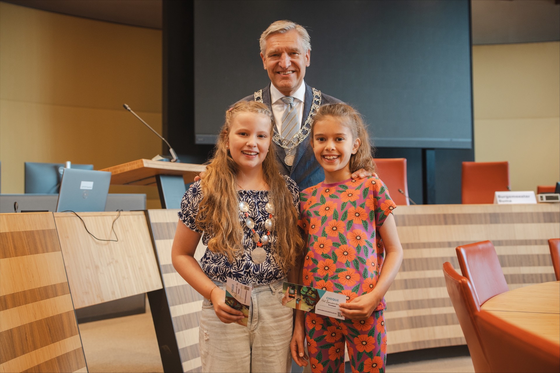 Yara Azabah (10) nieuwe kinderburgemeester in Leeuwarden