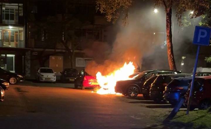 Auto in lichterlaaie op de Lichtboei in Groningen