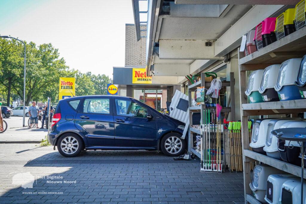 Automobilist botst tegen winkelgevel in Klazienaveen