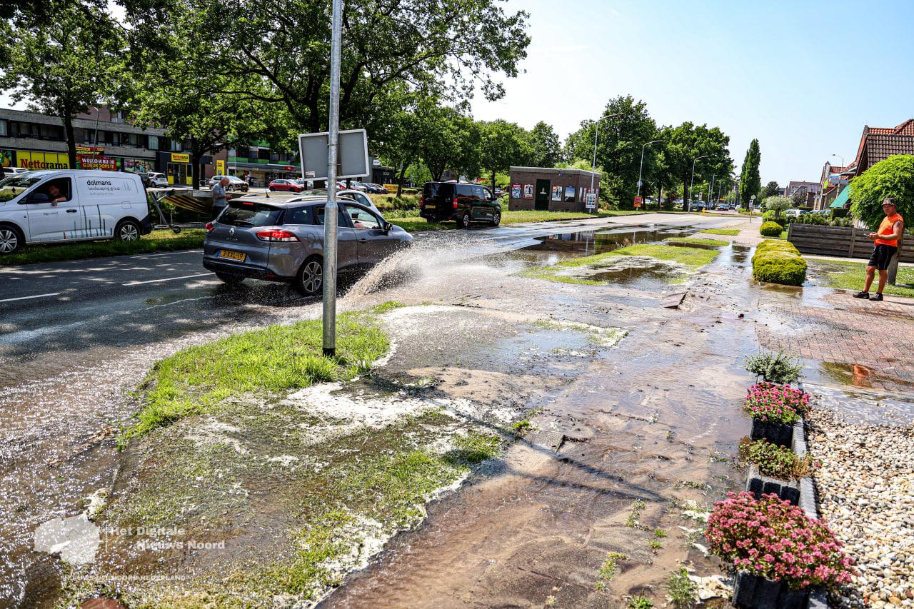 Waterleiding gesprongen in Klazienaveen, straat en tuinen onder water