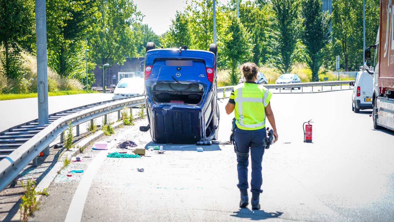 Auto belandt op de kop bij ongeval op N46 in Groningen