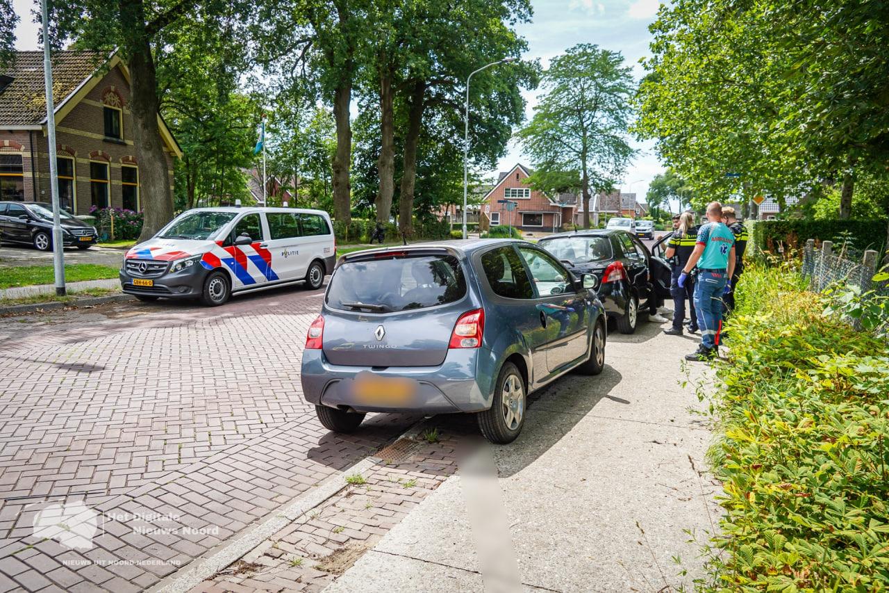 Kop-staartbotsing tussen twee auto’s op Dorpsstraat in Weerdinge
