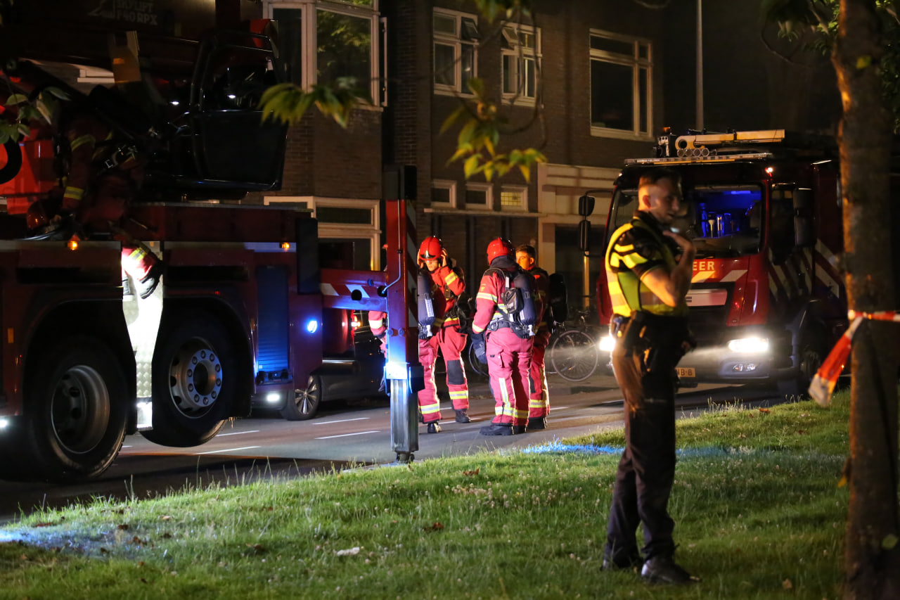 Uitslaande brand op balkon van woning aan J.C. Kapteynlaan in Groningen