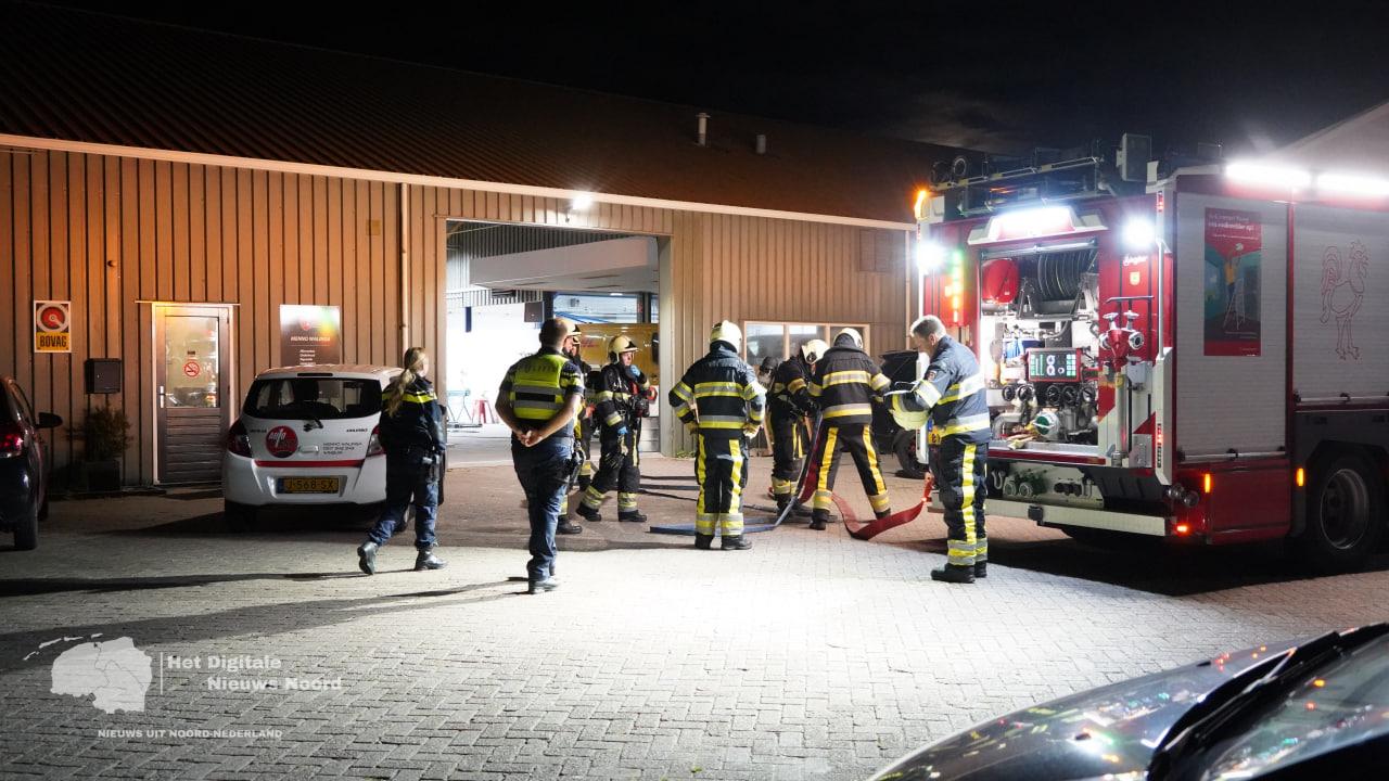 Accu vatte vlam bij autobedrijf Menno Walinga in het Friese Winsum