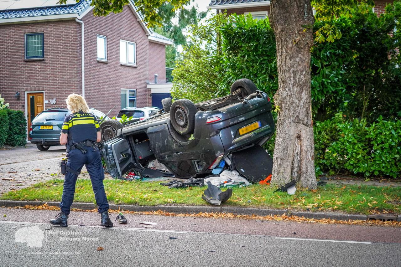 Auto rijdt lantaarnpaal omver in Emmen en belandt op de kop op de stoep
