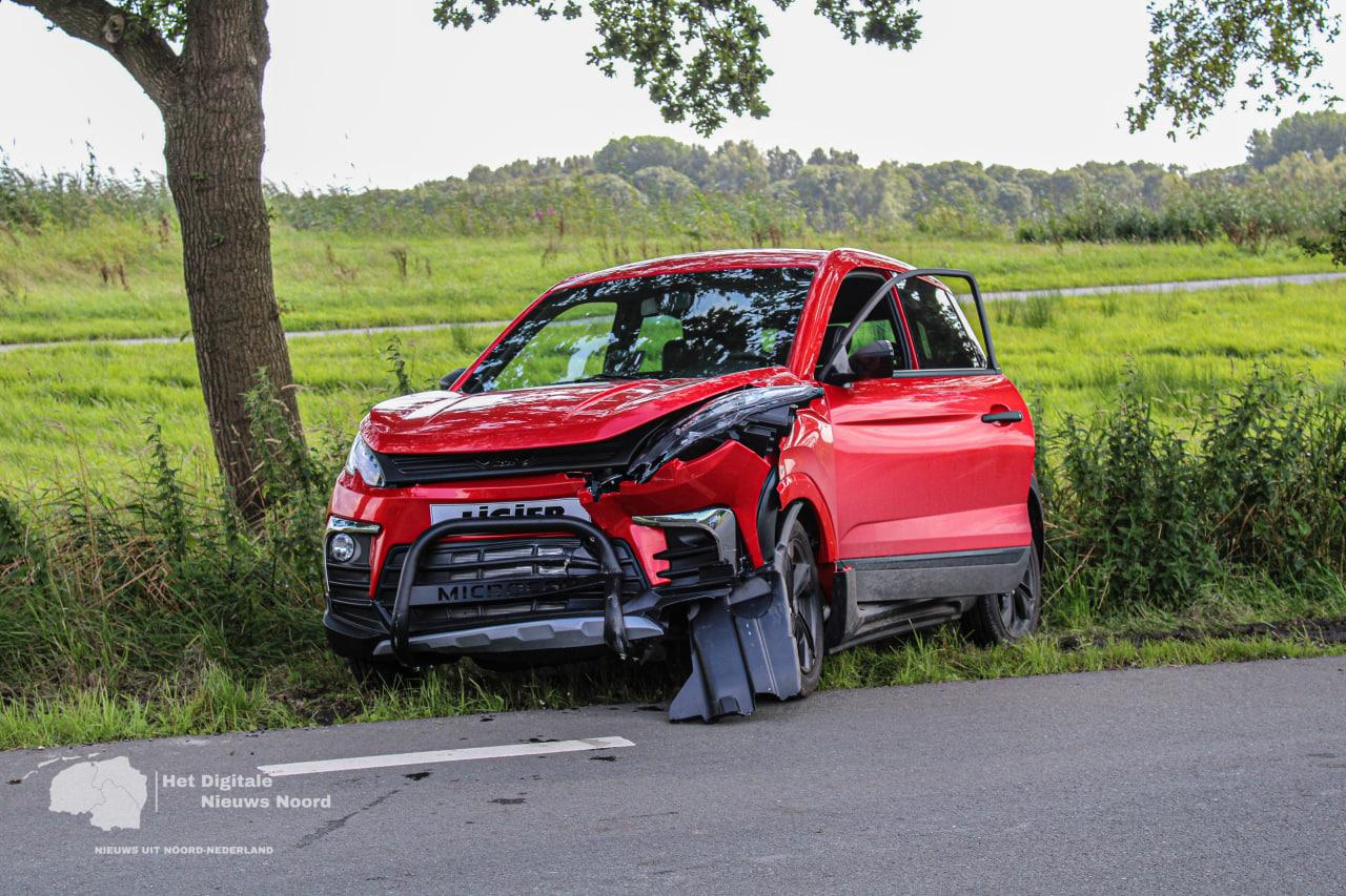 Frontale aanrijding tussen auto en brommobiel op Rijslaan bij Midwolda