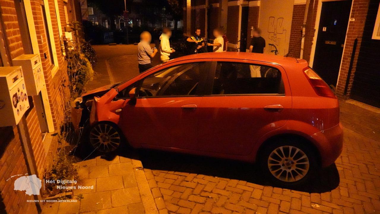 Automobilist rijdt tegen gevel woning in binnenstad Groningen en vlucht weg