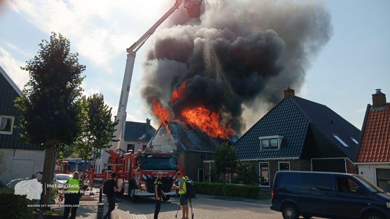 Uitslaande brand verwoest pand aan Haedstrjitte in Reduzum