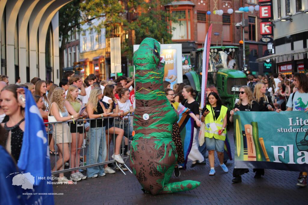 Kleurrijke KEI-parade trekt door de binnenstad van Groningen