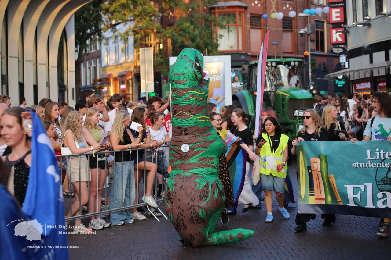 Kleurrijke KEI-parade trekt door de binnenstad van Groningen