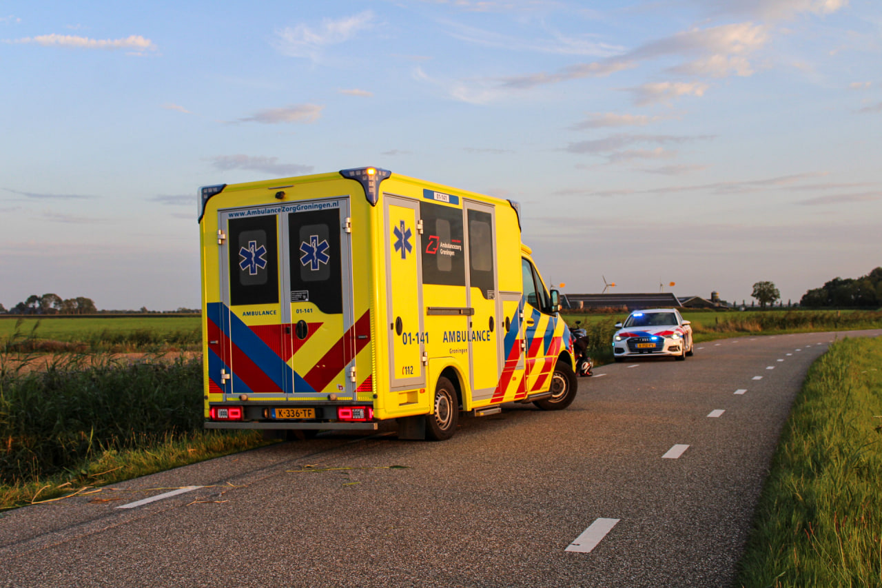 Motorrijder raakt van de weg en belandt in sloot bij Saaksum