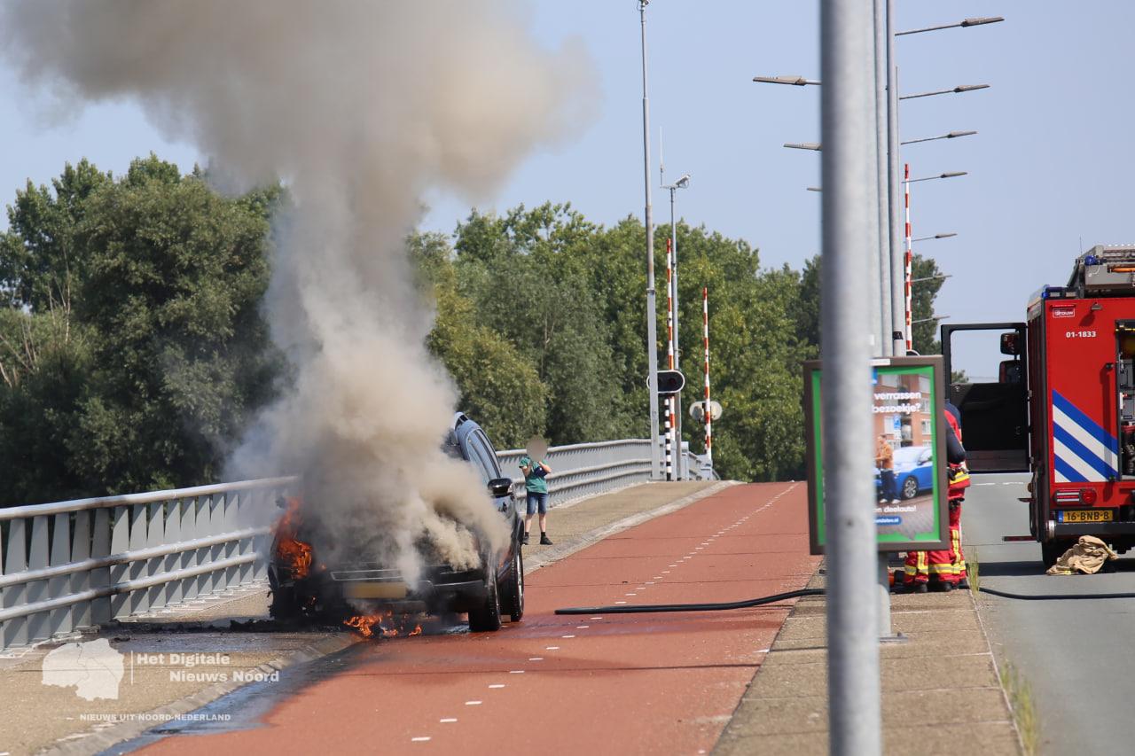 Auto uitgebrand op Sontbrug in Groningen