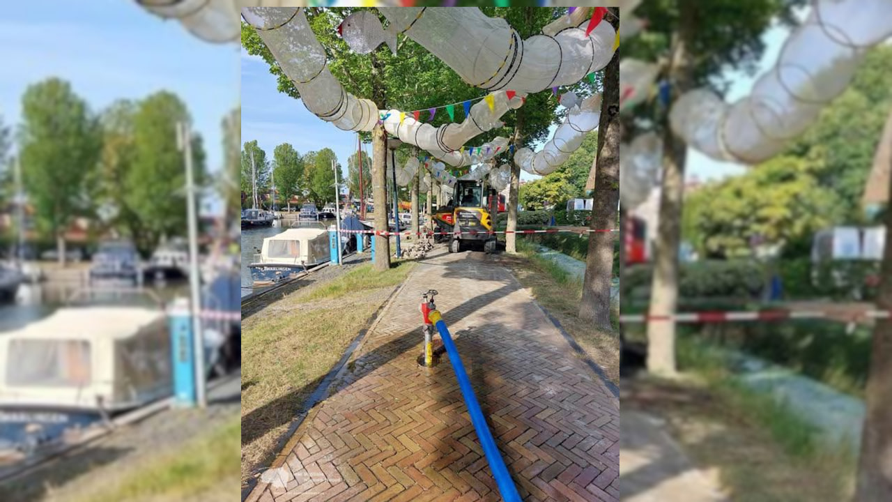 Waterleidingbreuk zorgt voor afsluiting deel Noordoostersingel in Harlingen vlak voor Visserijdagen