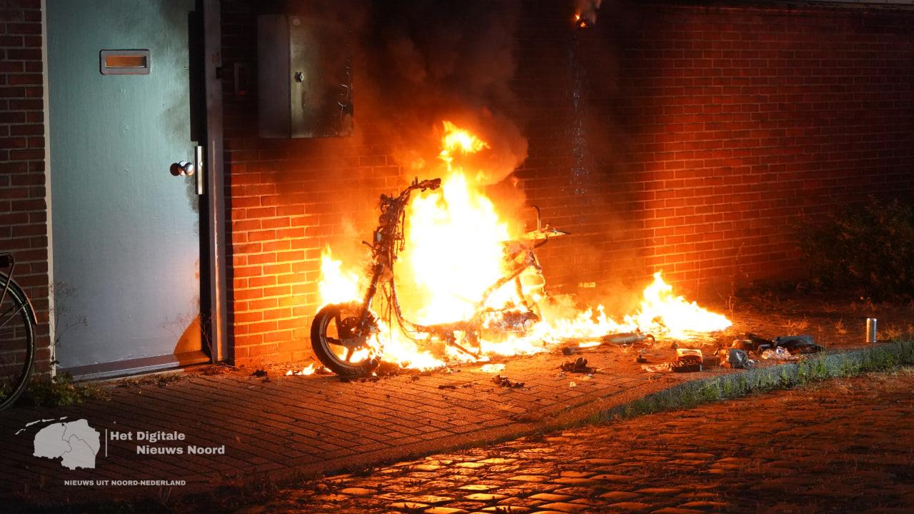 Scooter volledig uitgebrand aan Deporatiestraat in Groningen
