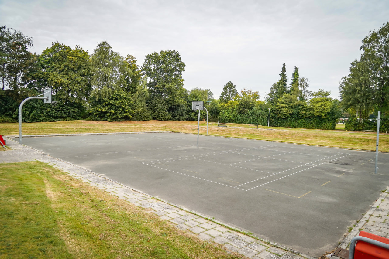 Jongeman mishandeld bij basketbalveldje in Emmen