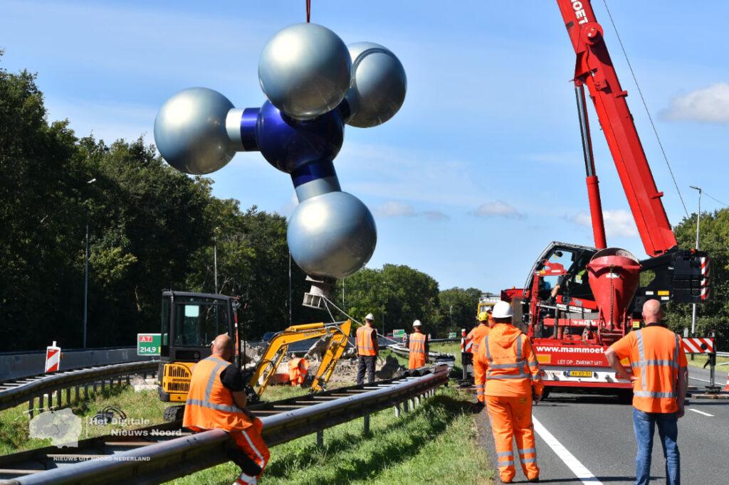 Kunstwerk Het Gasmolecuul tijdelijk weggehaald voor restauratie en herplaatsing