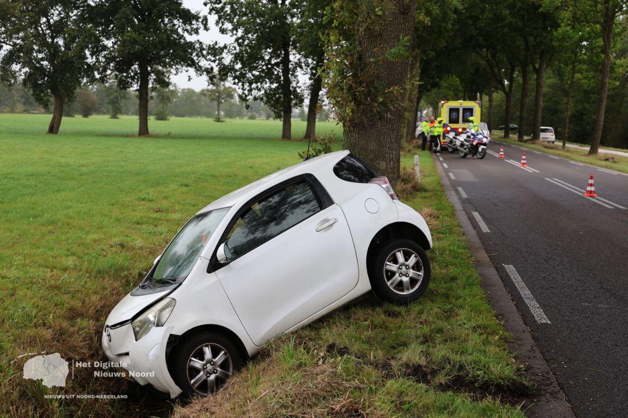 Auto belandt in sloot langs Munnekeweg (n388) bij Oldekerk