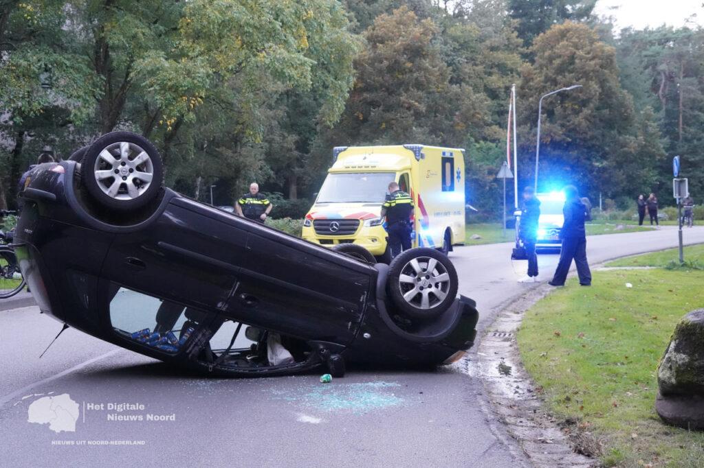 Auto slaat over de kop na botsing met steen in Emmen