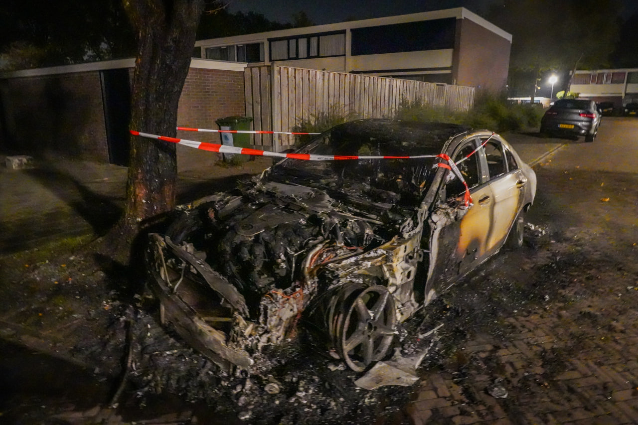 Auto brandt volledig uit aan Laan van de Marel in Emmen