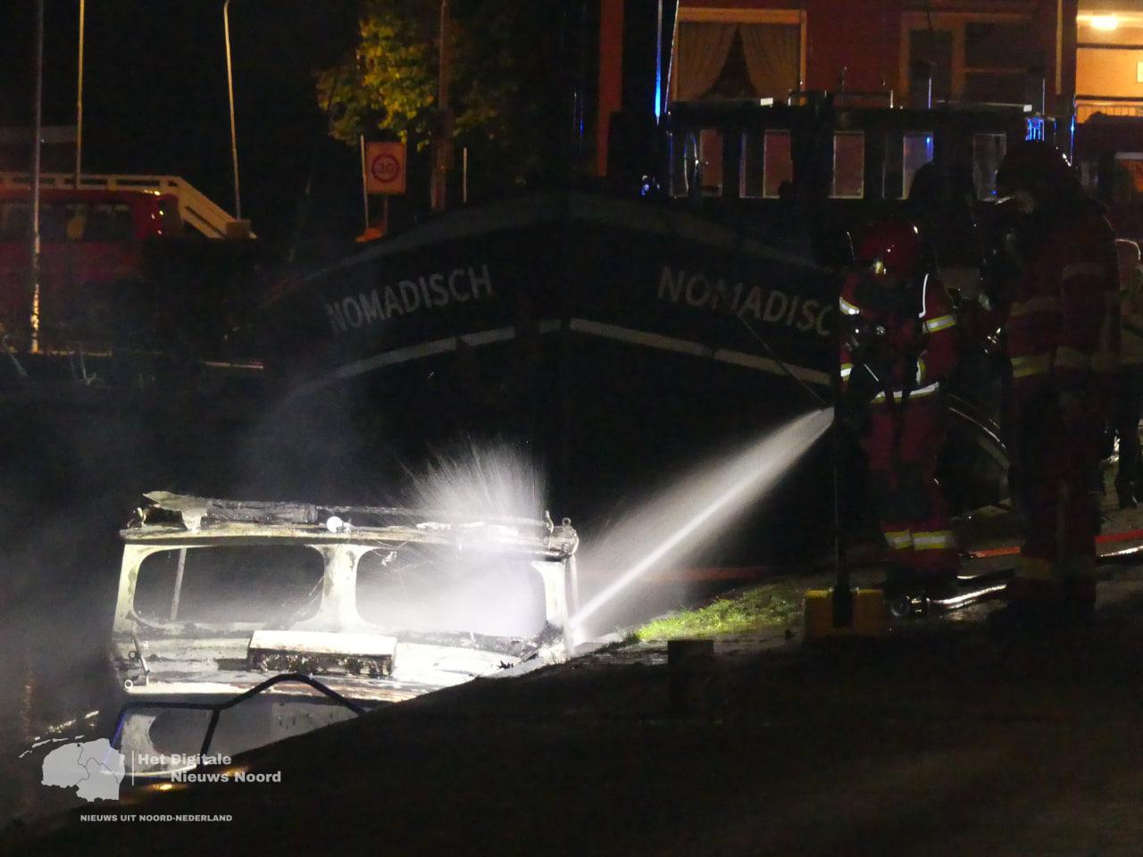 Klein plezierjacht uitgebrand aan de Noorderstraat in Sappemeer