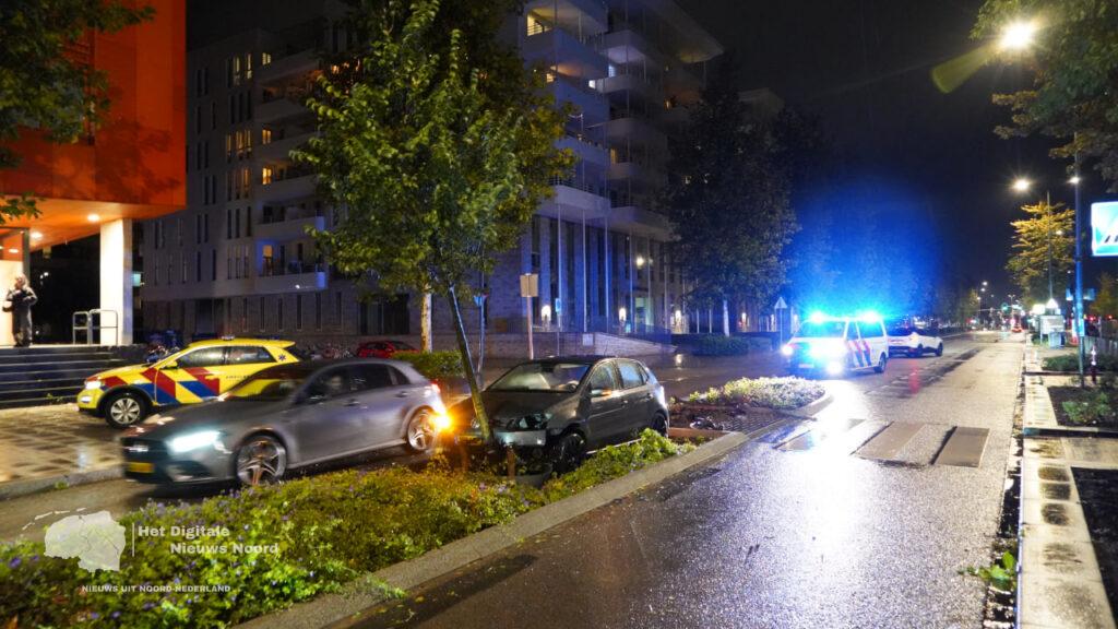 Auto botst tegen boom op Boumaboulevard in Groningen