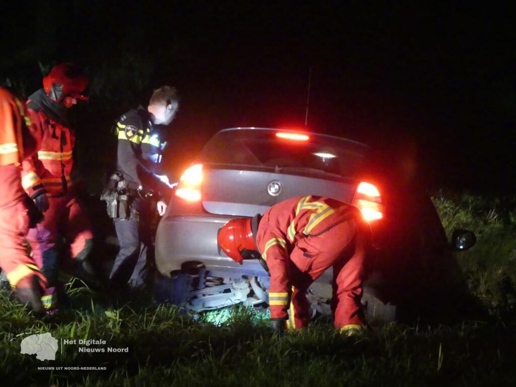 Auto belandt deels boven sloot bij eenzijdig ongeval in Noordbroek