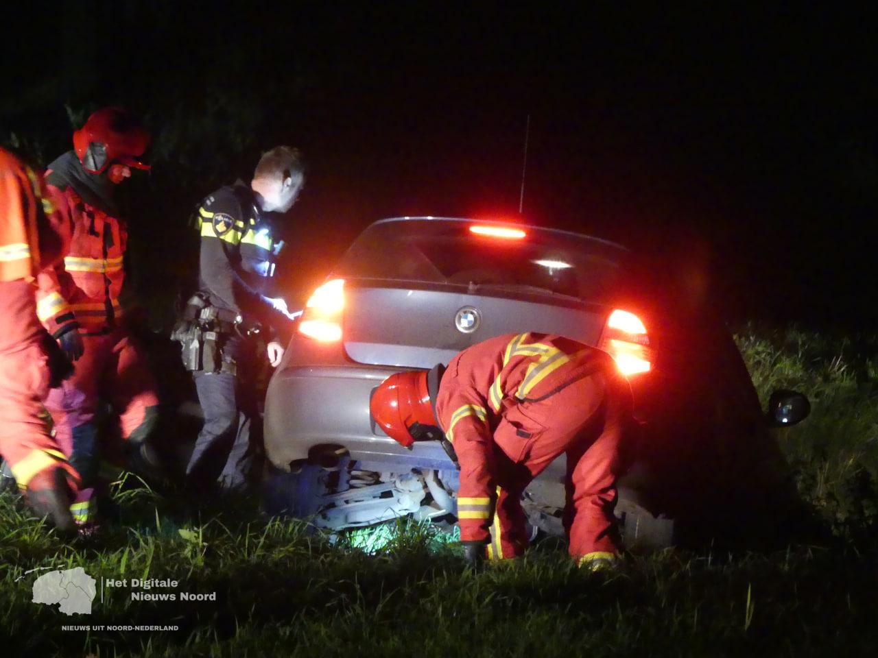 Auto belandt deels boven sloot bij eenzijdig ongeval in Noordbroek