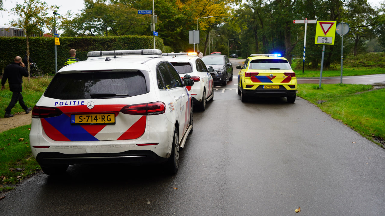 Forse aanrijding tussen auto en fietser op Esserweg in Groningen
