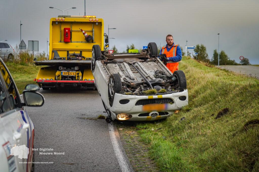 Auto op de kop bij eenzijdig ongeval op afrit N391 bij Emmen