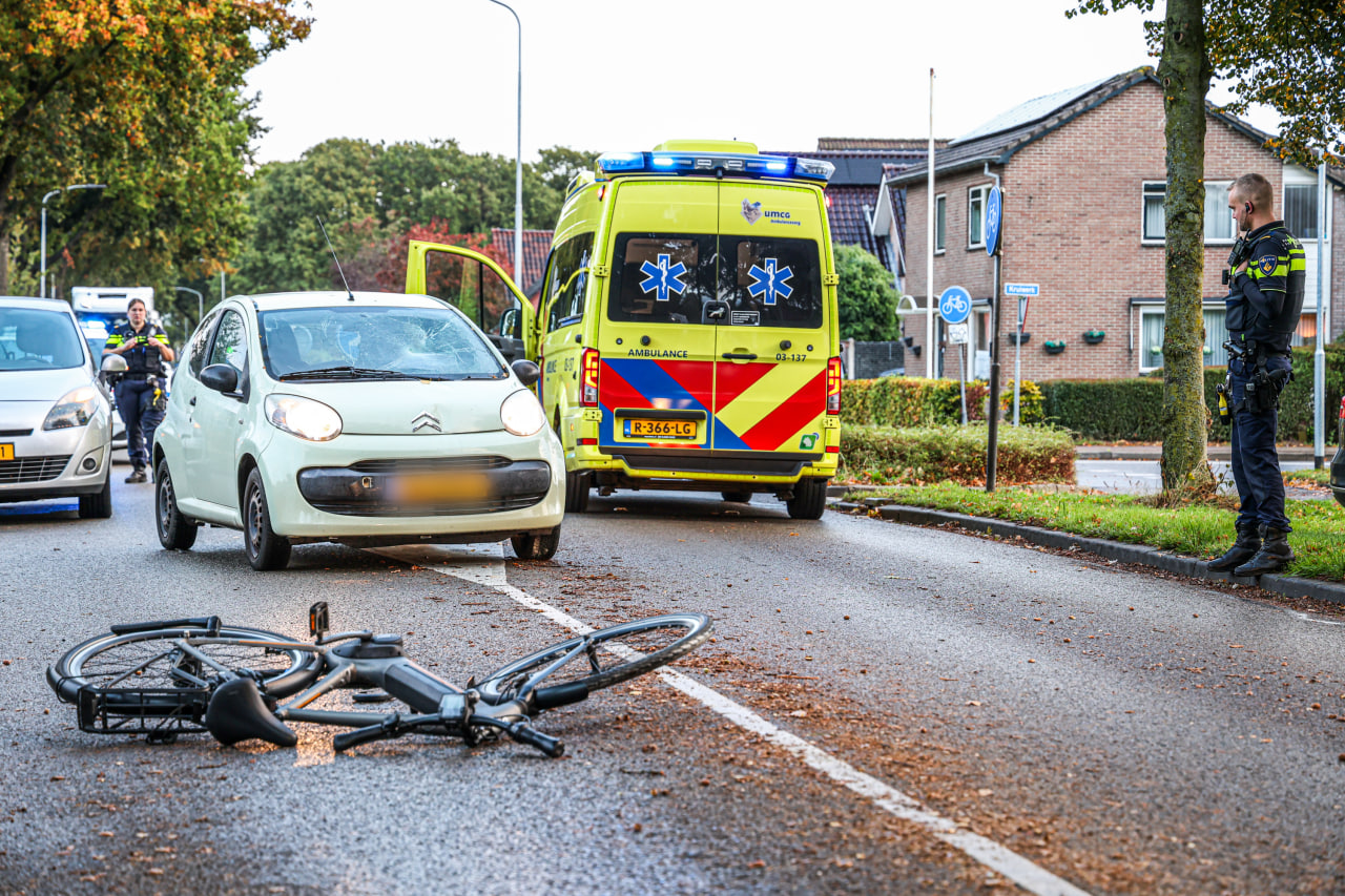 Fietser op E-bike raakt gewond bij botsing Klazienaveen