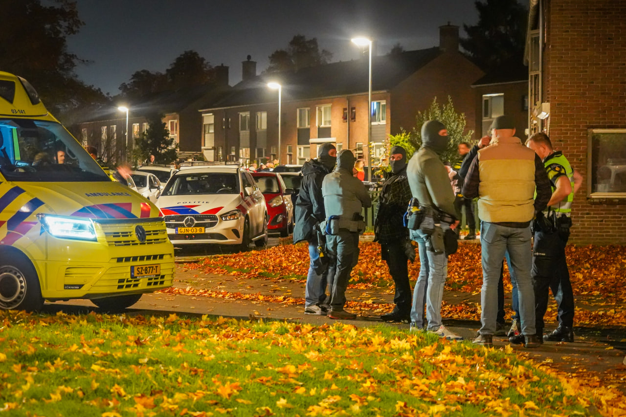 Arrestatieteam haalt persoon uit woning in Emmen