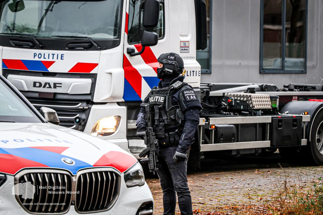 Arrestatieteam doet inval in bedrijfsverzamelgebouw Klazienaveen