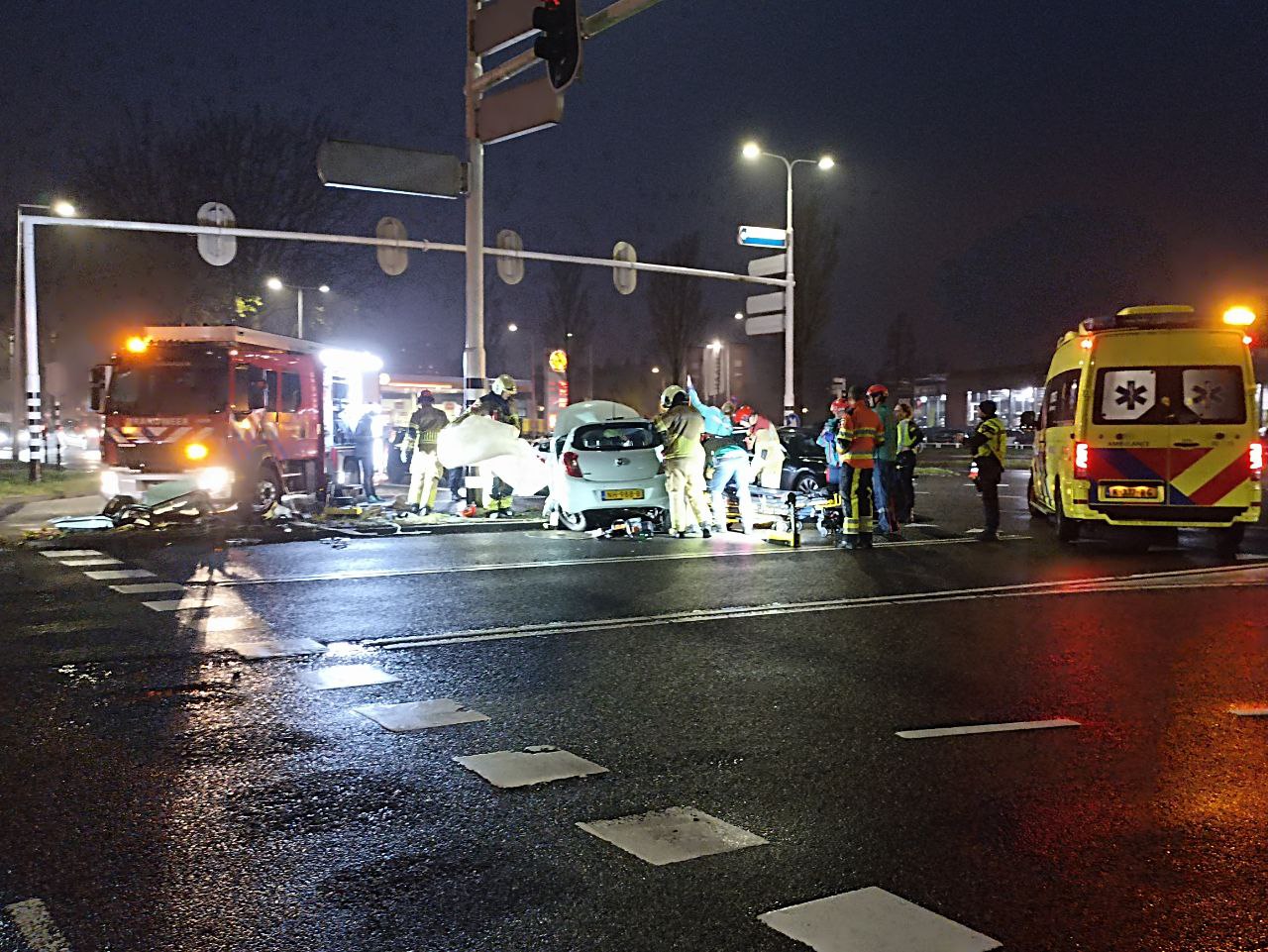 Bestuurder bekneld na ernstige aanrijding op Vrijheidsplein