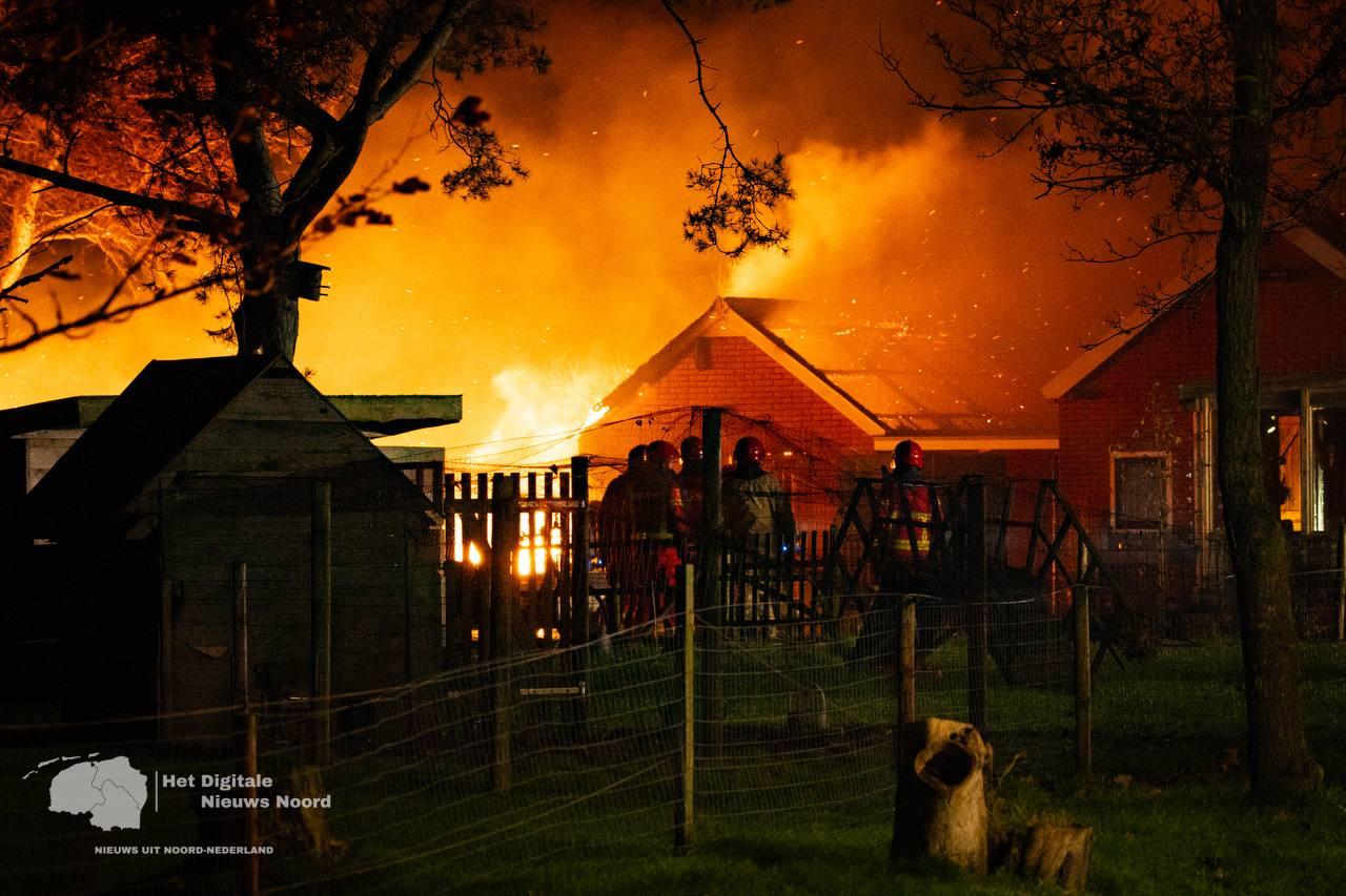 Uitslaande brand in Leermens, brandweer schaalt op naar ‘grote brand’