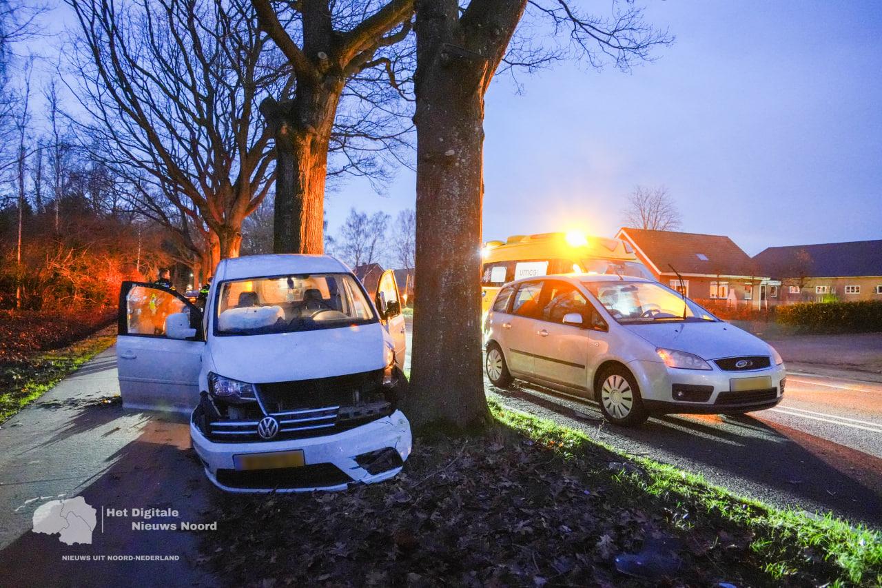 Bestelbusje botst tegen boom na kop-staartbotsing in Emmen