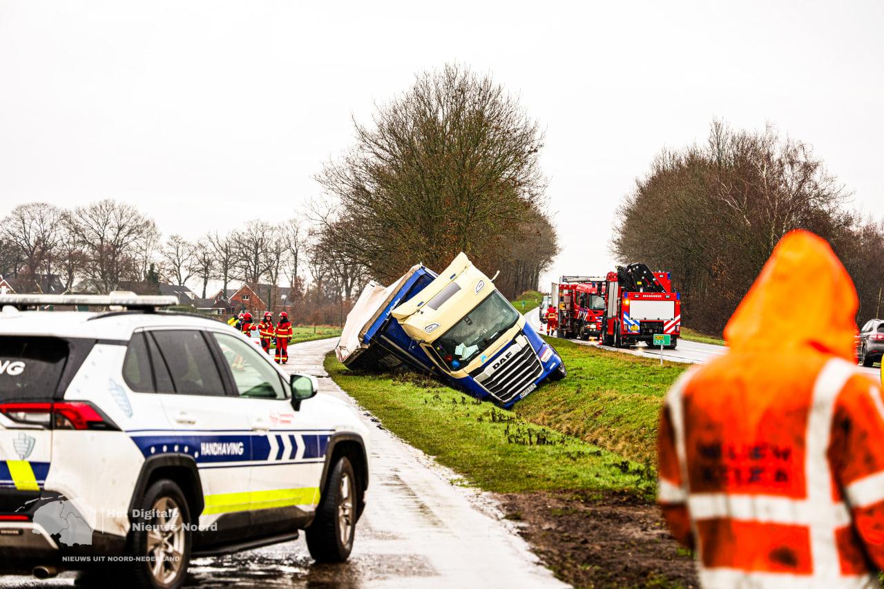 Vrachtwagen met gevaarlijke stoffen gekanteld bij Ter Apel