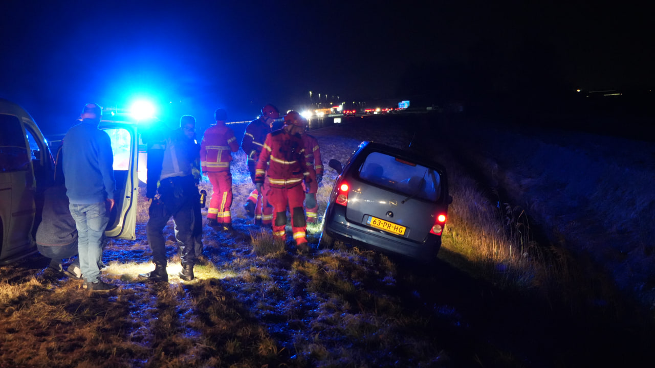 Auto in berm op A7 bij Scharmer, oprit tankstation afgesloten