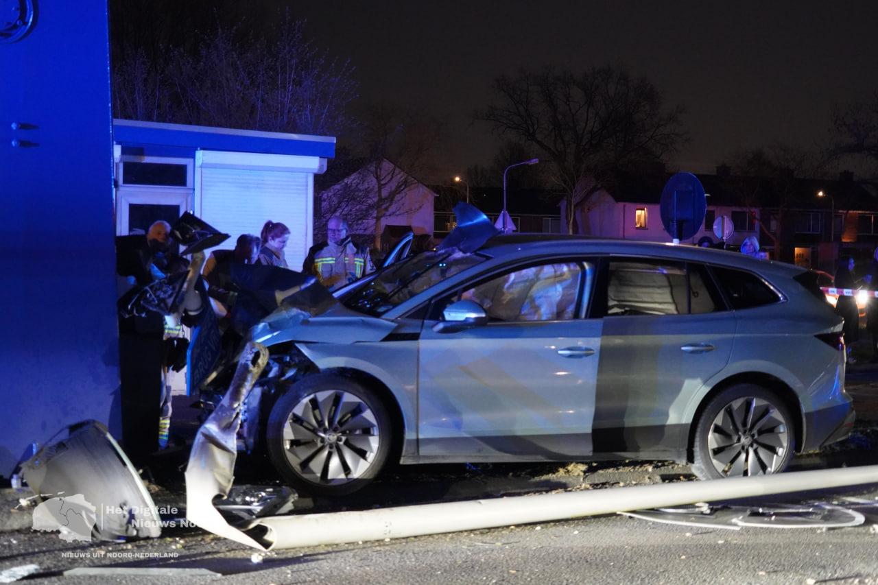 Auto botst tegen Edisonbrug in Hoogeveen, bestuurder gewond