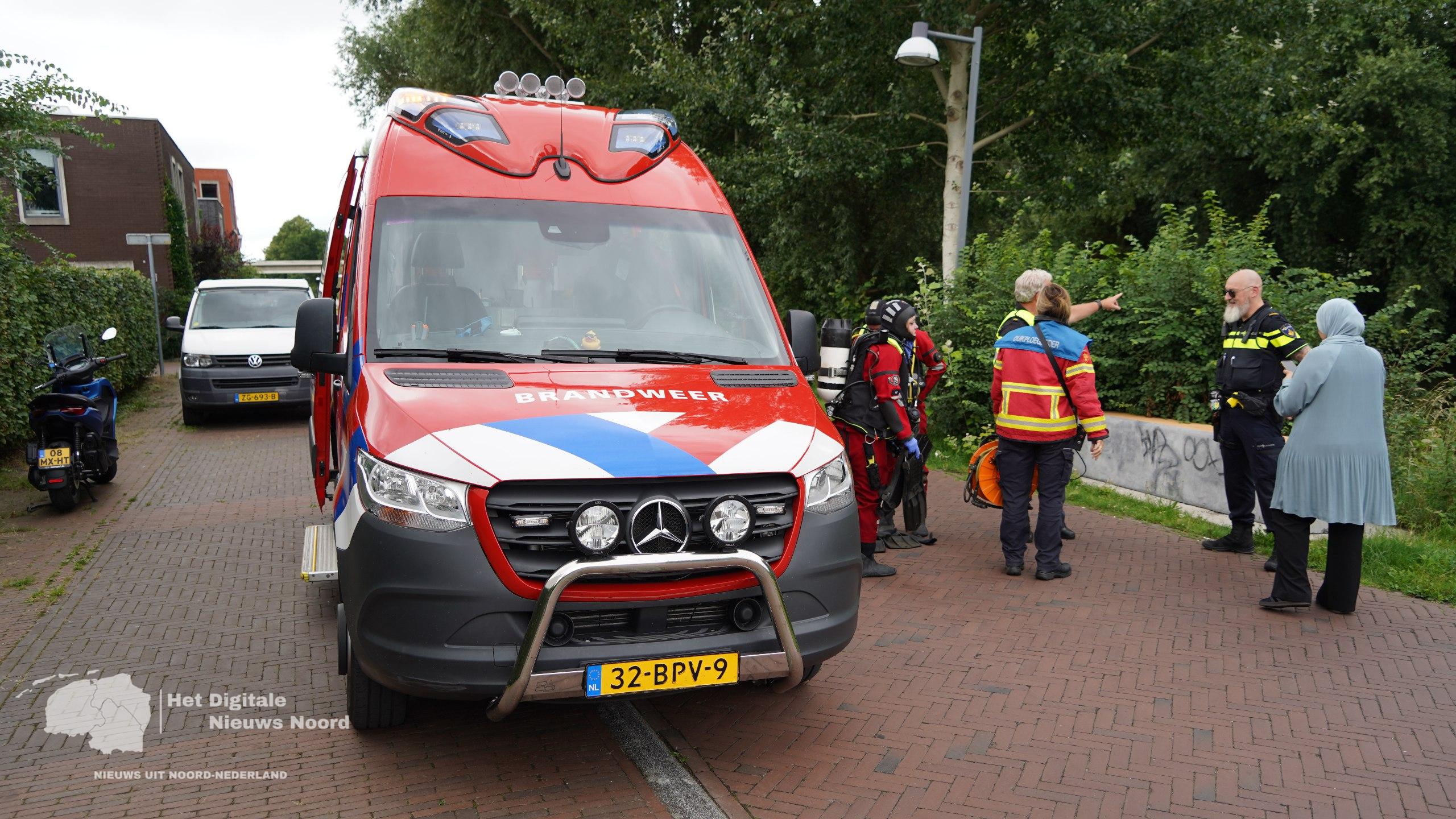 Hulpdiensten rukken uit voor een mogelijk persoon te water bij Verlengde Winschoterdiep in Groningen