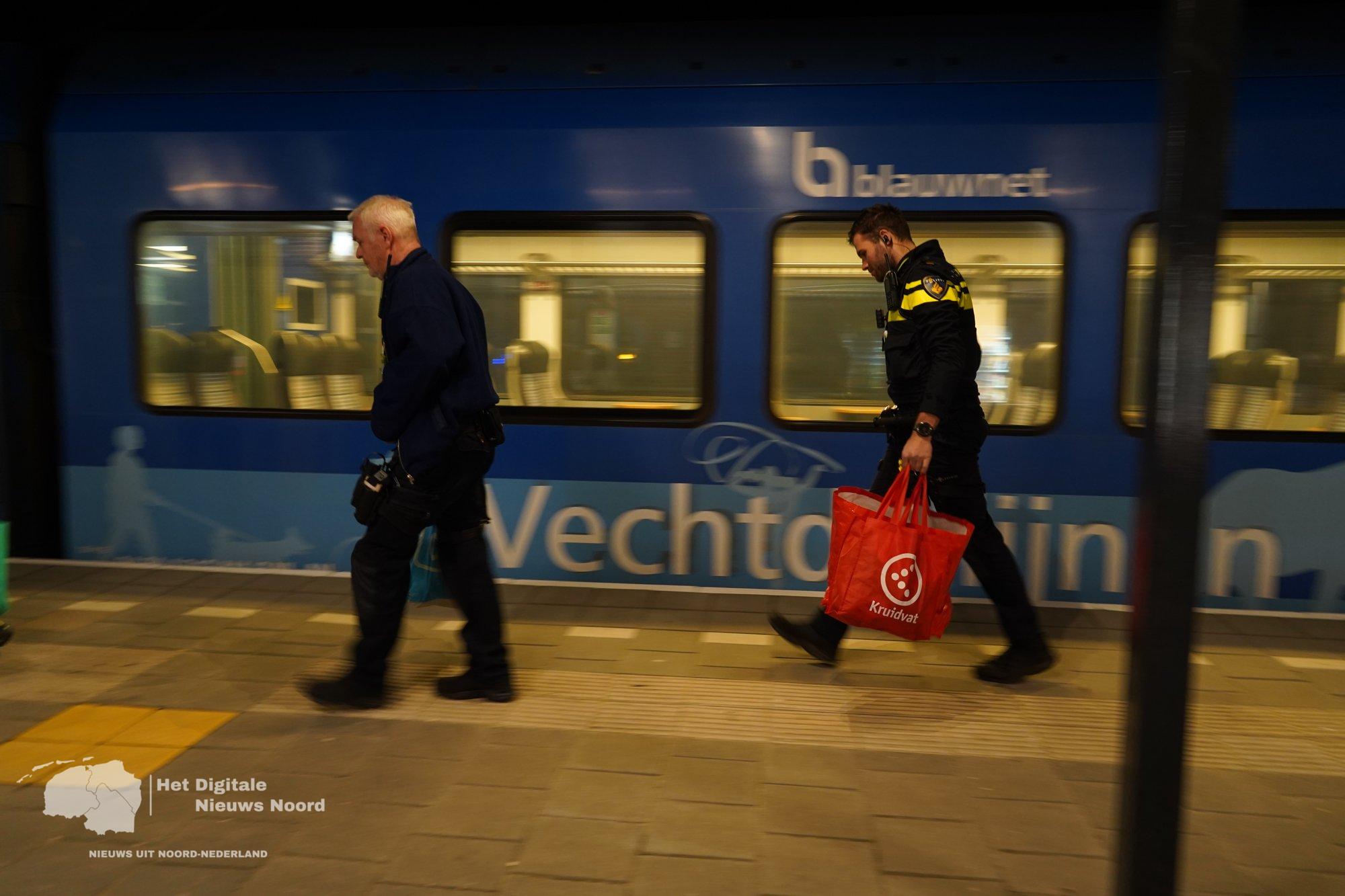 Politie neemt tassen met mogelijk gestolen kleding in beslag na melding in trein