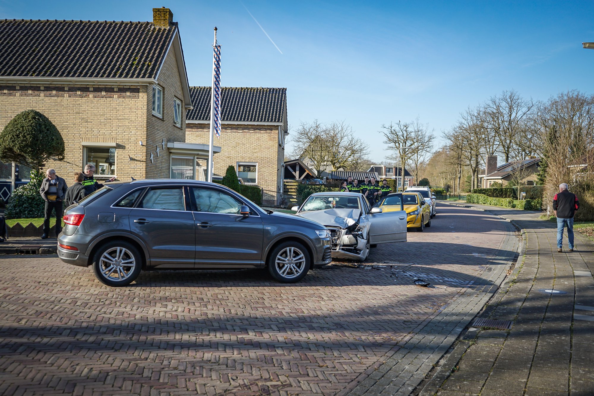 Twee auto’s fors beschadigd bij ongeval op kruising