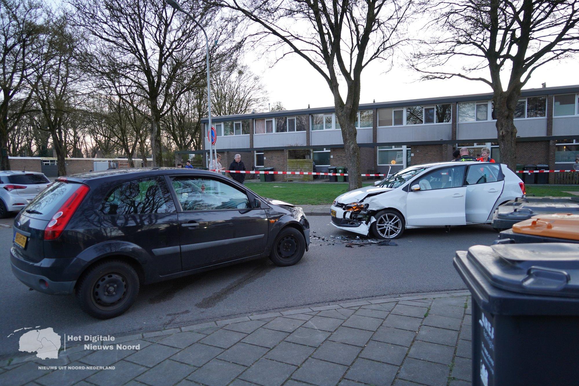 Ernstig ongeval tussen twee auto’s op De Wendeling in Emmen, weg afgesloten